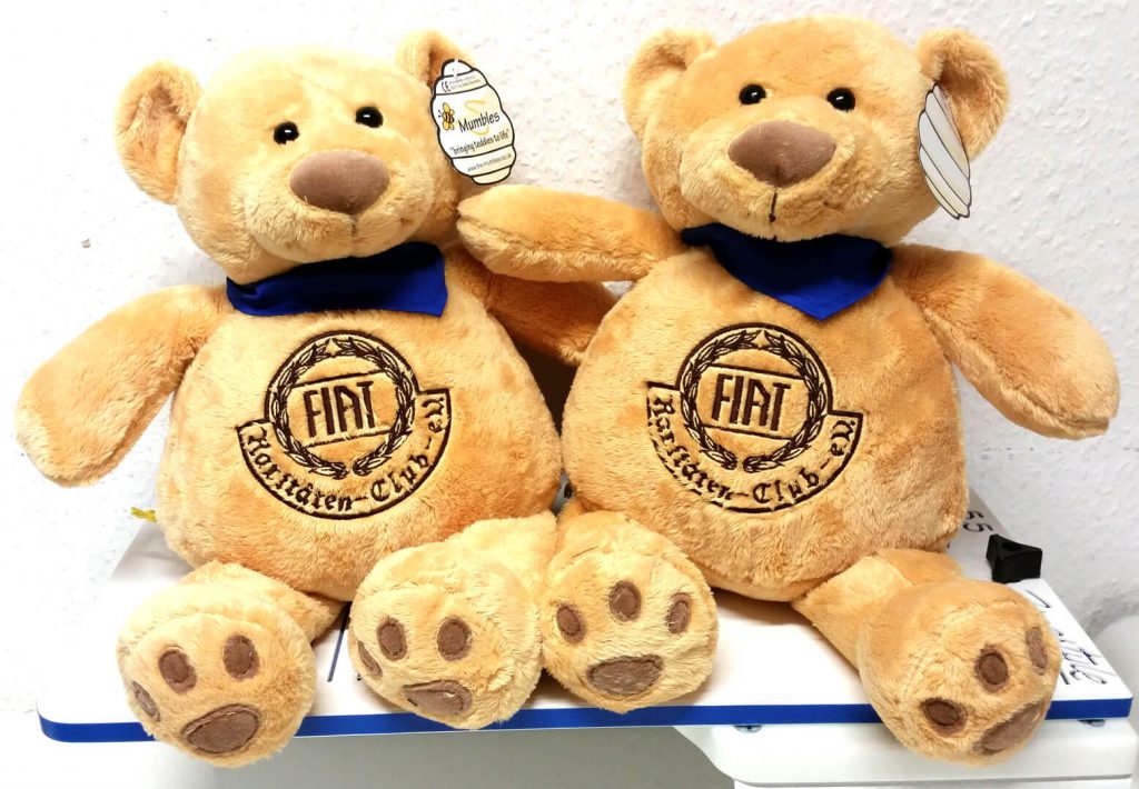 Teddys mit Fiat Rariäten Club Logo