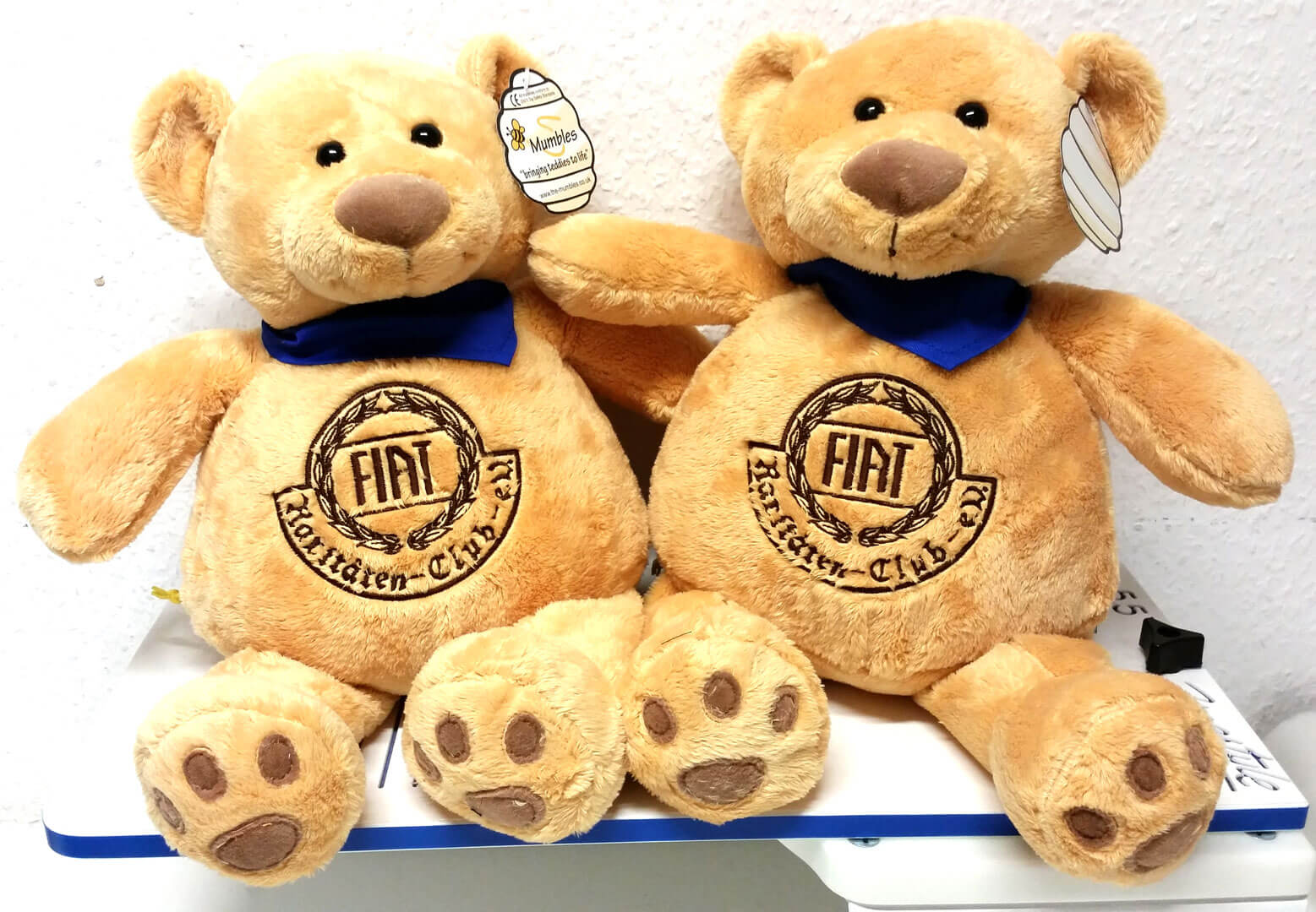 Teddys mit Fiat Rariäten Club Logo