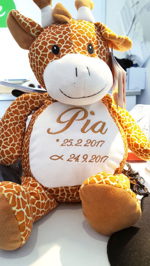 Plüschtier Giraffe mit Namen, Geburtsdatum und Taufdatum