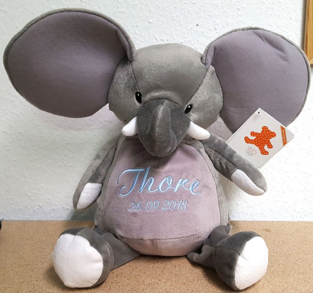 ^Plüschelefant mit Namen und Geburtsdatum