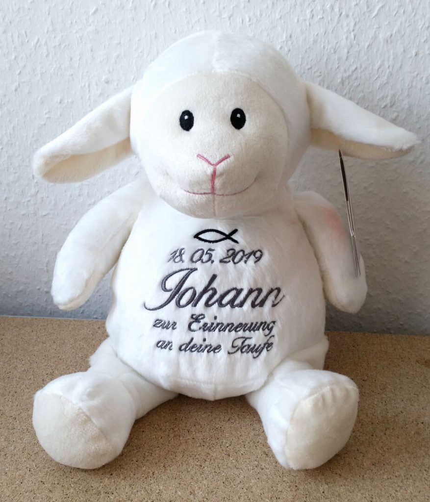 Lamm mit Taufsymbol und Namen bestickt