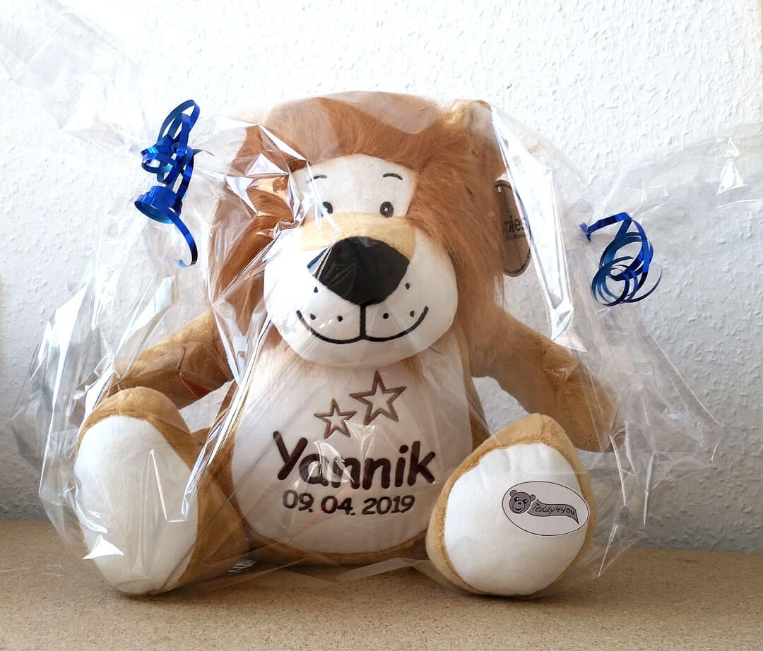 Plüschtier Löwe mit Namen in Geschenkfolie verpackt