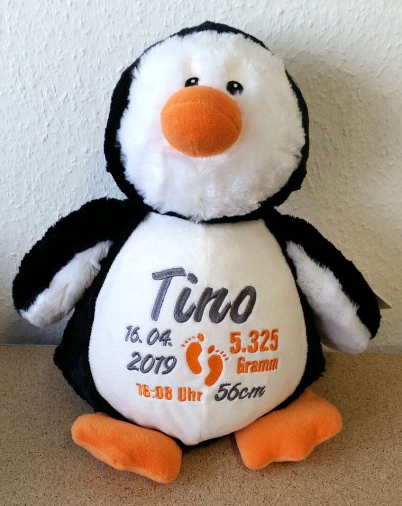 Pinguin mit Namen und Geburtsdaten bestickt