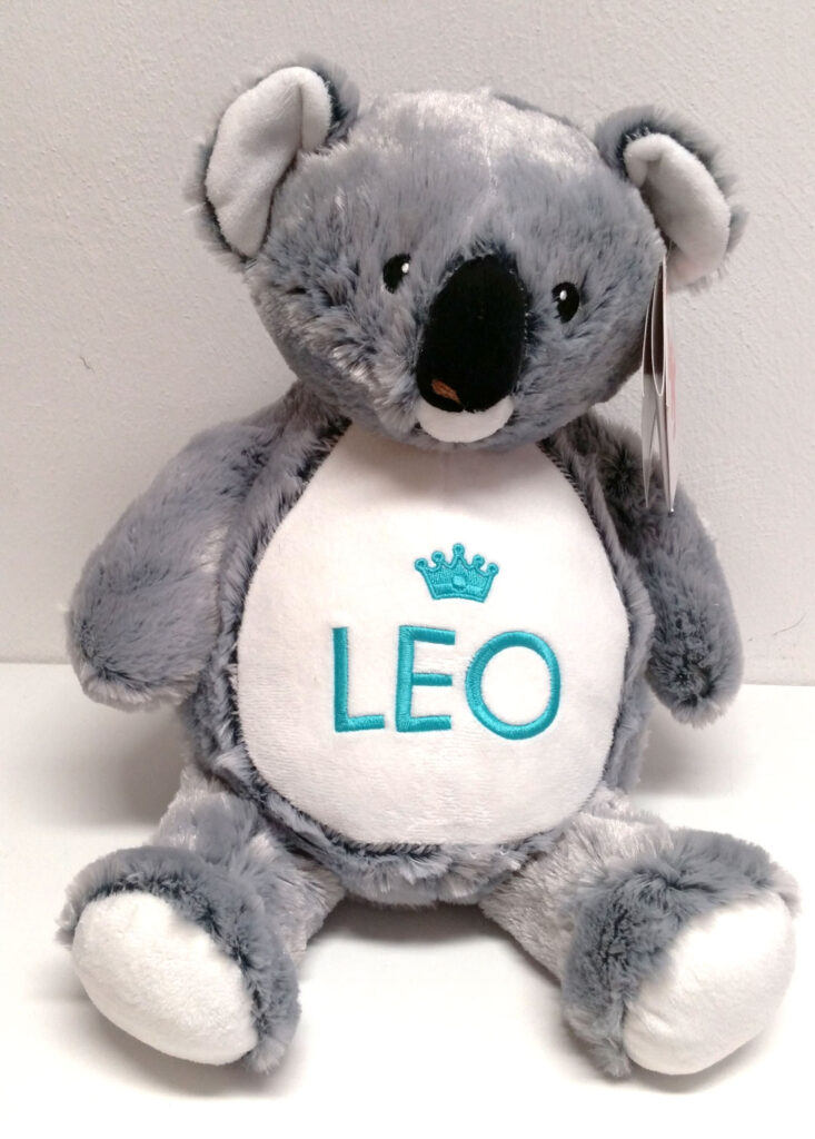 Gesamtansicht Plüschtier Koala mit Wunschnamen und gestickter Krone
