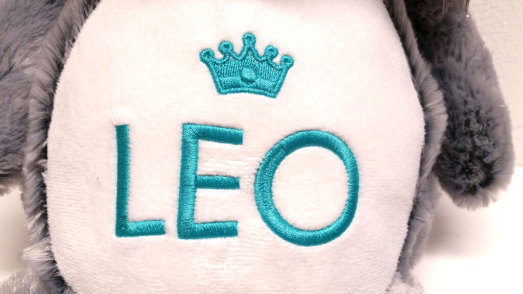 Plüschtier Koala mit Wunschnamen und gestickter Krone im Detail