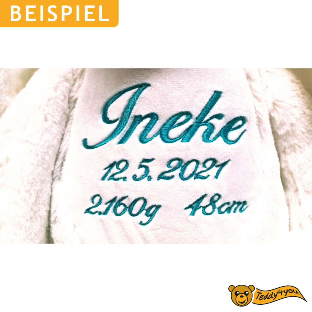 Kuscheltier mit Name - Stickerei auf Hase im Detail